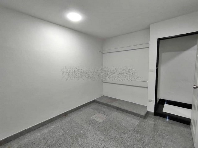 ขายทาวน์เฮ้าส์หมู่บ้านกรุงทอง 2 ชั้น 2 ห้องนอน 1 ห้องน้ำ รีโรเวทใหม่ พร้อมเข้าอยู่