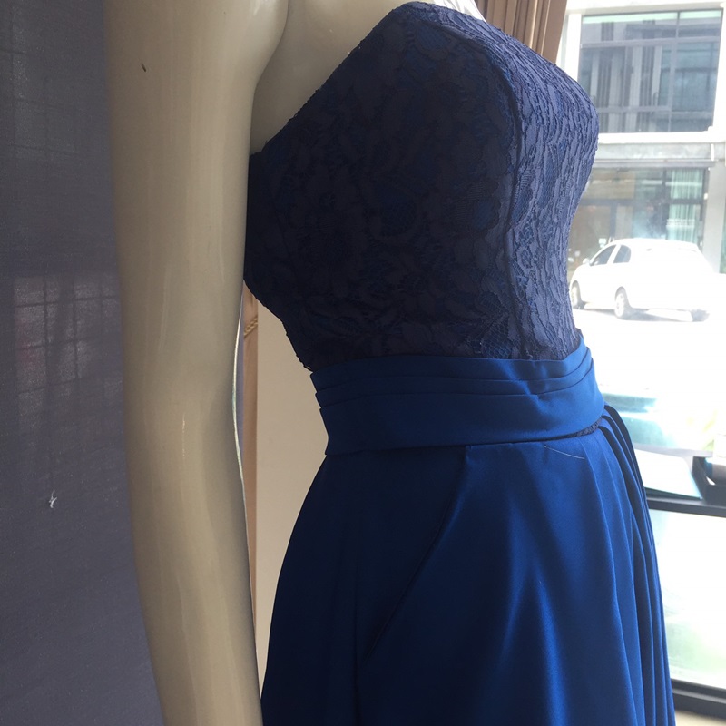 พร้อมเช่า ชุดราตรียาว เกาะอกลูกไม้ ทรงเรียบหรูเนื้อผ้าซาติน แต่งกระเป๋าเก๋ๆ สำเนา