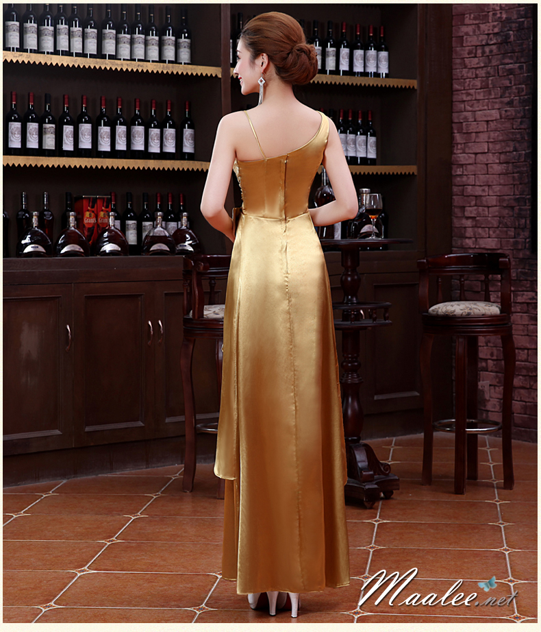 พร้อมเช่า ชุดราตรียาว ไหล่เฉียง สีทอง ปักเลื่อมไล่สี จับจีบแต่งโบว์ช่วงเอว ประดับดอกไม้สวยหวานบนไหล่