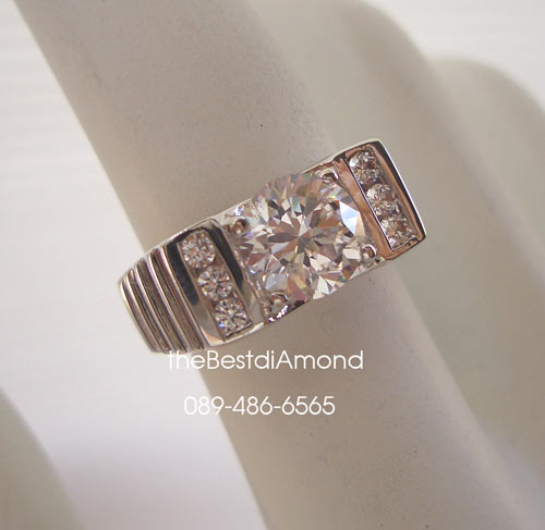 BR814RD+++แหวนชายเพชร 1 กะรัต แบบตัวเรือนยกสูง+++ดูดีมีระดับมากๆๆ หรูหราพอสมควร ตัวเรือนด้านบนยกสูงเล็กน้อย เพชรเล่นไฟดีสุดๆ เหมือนงานร้านจิวเวลลี่เลย