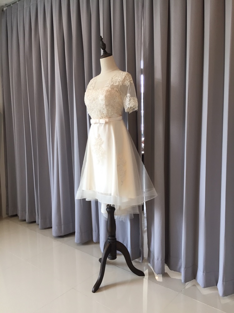 พร้อมเช่า ชุดแต่งงาน มินิมอล ชุดหมั้น ลูกไม้ แขนสั้น หน้าสั้น หลังยาว ชุดพรีเวดดิ้ง สีครีม