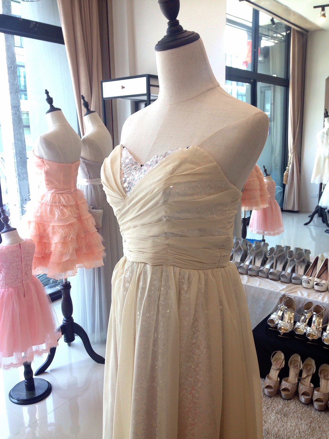 พร้อมเช่า ชุดราตรียาว เกาะอก สีกรมท่า ตัวชุดสวยหรู แต่งเลื่อมทั้งชุด ผ้าด้านนอกเป็นผ้าชีฟอง (เชือกผูกหลัง)