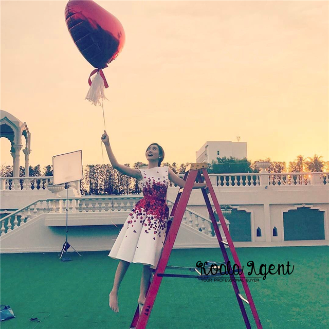 พร้อมเช่า Set ชุดออกงาน ทรงวินเทจ พิมพ์ลายกลีบกุหลาบ เข้ากันทั้งเสื้อและกระโปรง -