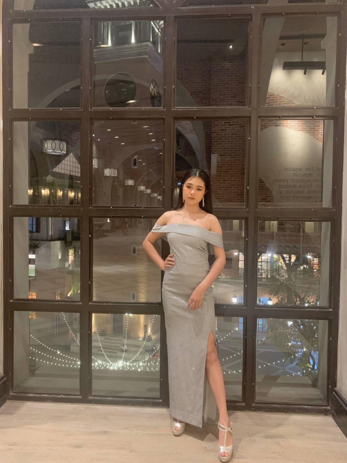 พร้อมเช่า ชุดเดรส ไหล่ปาด ผ่าหน้าขา ผ้า Glitter สีเทา