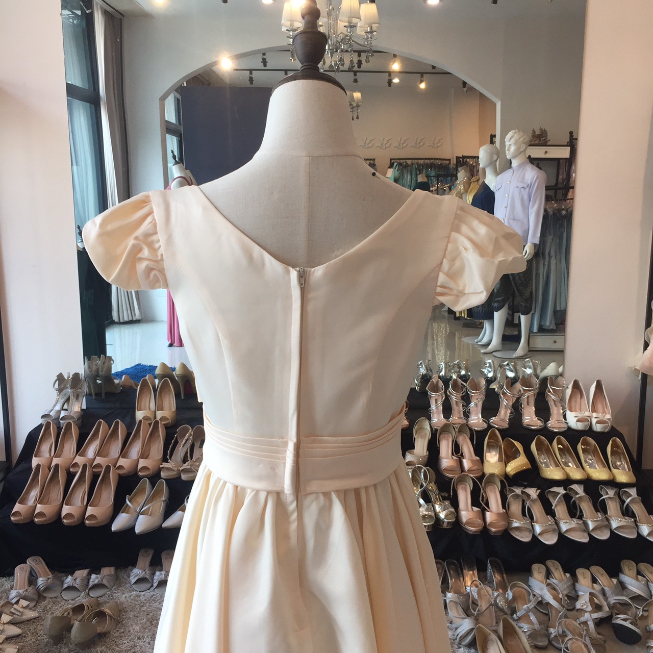 พร้อมส่ง ชุดราตรีสั้น สีครีม เรียบหรู แขนตุ๊กตา ผ่า V ด้านหลัง