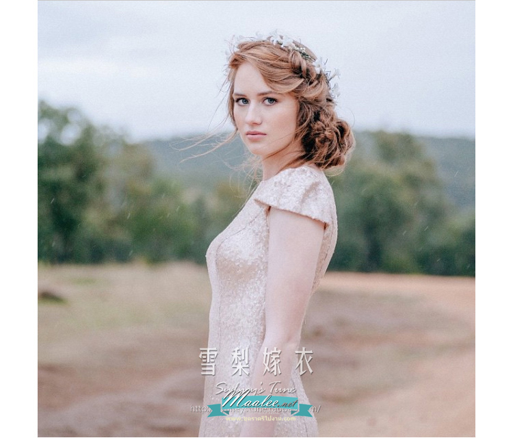 พร้อมเช่า ชุดราตรียาว แบบแขนสั้น ผ้าหลัง สีแดง เนื้อผ้าแต่งเลื่อมทั้งตัว ทรงหางปลา