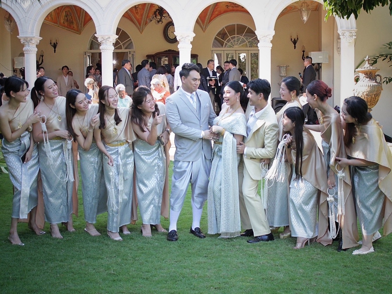 เช่า ชุดไทย ชุดเพื่อนเจ้าสาว ชุดไทยผ้าถุงสีเทาเงิน สไบเรียบ สีน้ำตาลทอง