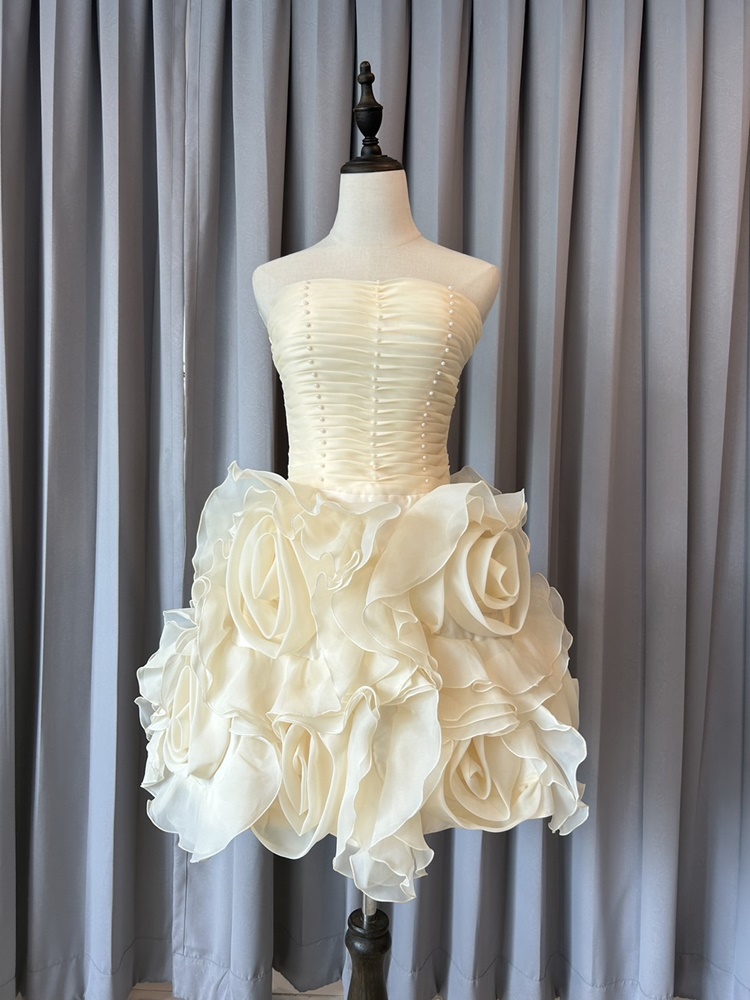 พร้อมเช่า ชุดแฟนซี ชุดราตรีสั้นเกาะอก สีครีม กระโปรงดอก 3 มิติ