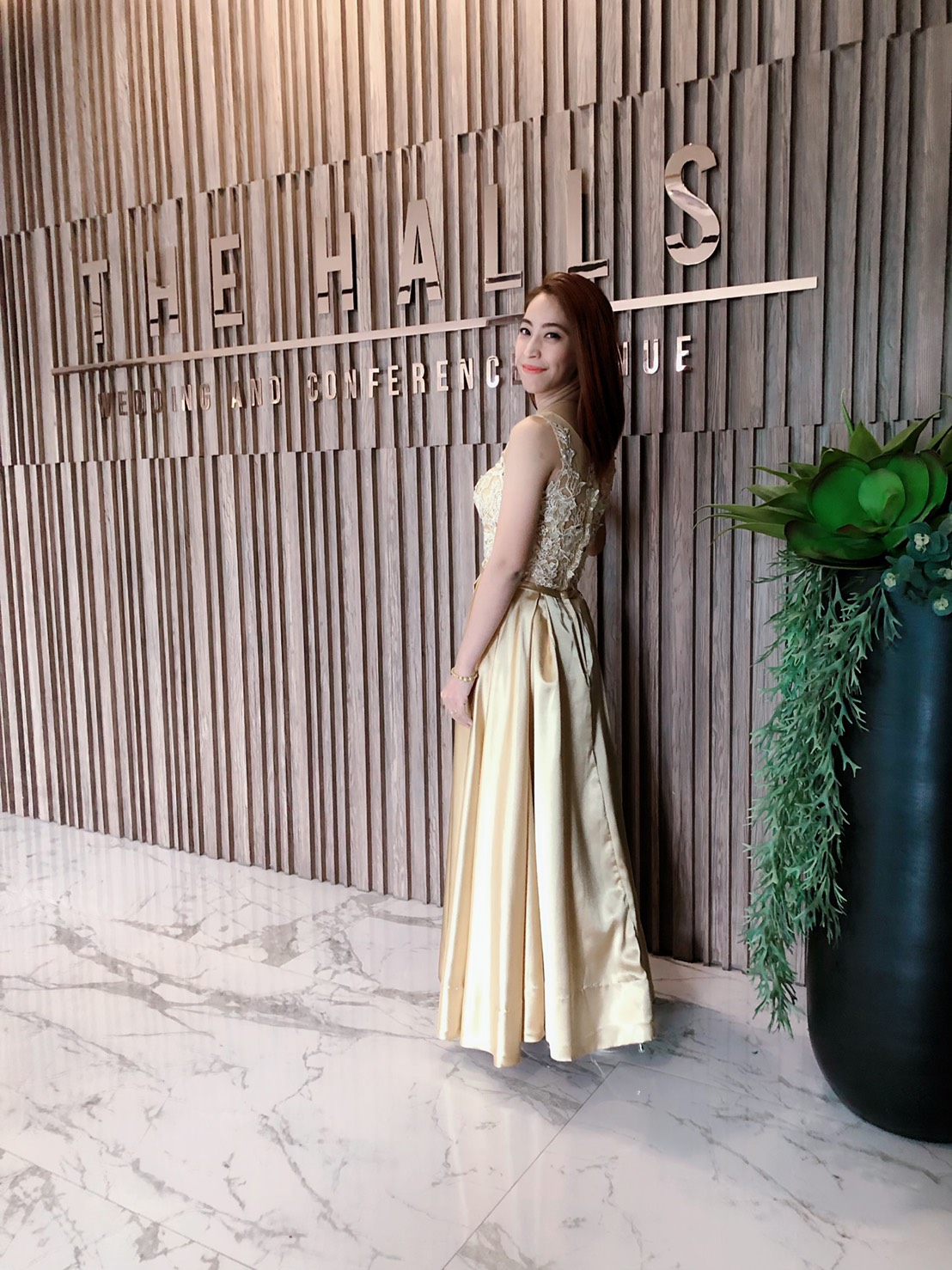 พร้อมเช่า ชุดราตรียาว สีทอง ปักลูกไม้ ด้านหลังเป็นแบบซีทรู กระโปรงผ้าซาติน