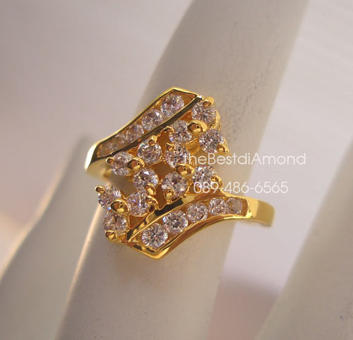 BR520+++แหวนหนีบ เพชรกระจุกตรงกลาง+++แบบสวยมากๆๆ ประกบด้วยเพชรแถว 2 แถววางเอียง ตรงกลางวางเพชร 3เม็ดเป็นกลุ่มๆ ดูทันสมัยมากๆ เพชรเล่นไฟวิ๊งๆมากเลยค่ะ