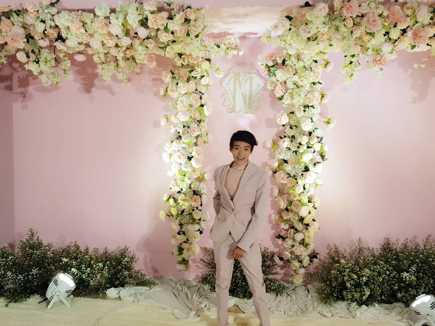 พร้อมเช่า ชุดสูทชาย สีชมพูพาสเทล Pastel Pink ทรงเข้ารูป สไตล์เกาหลี (ไม่มีเสื้อกั๊ก)