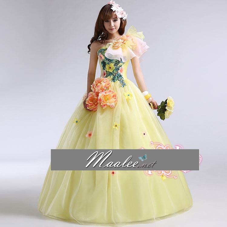 พร้อมเช่า ชุดแฟนซี ชุดราตรียาว สีเหลืองอ่อน ไหล่เฉียง แต่งระบายผ้าแก้ว และดอก Peony