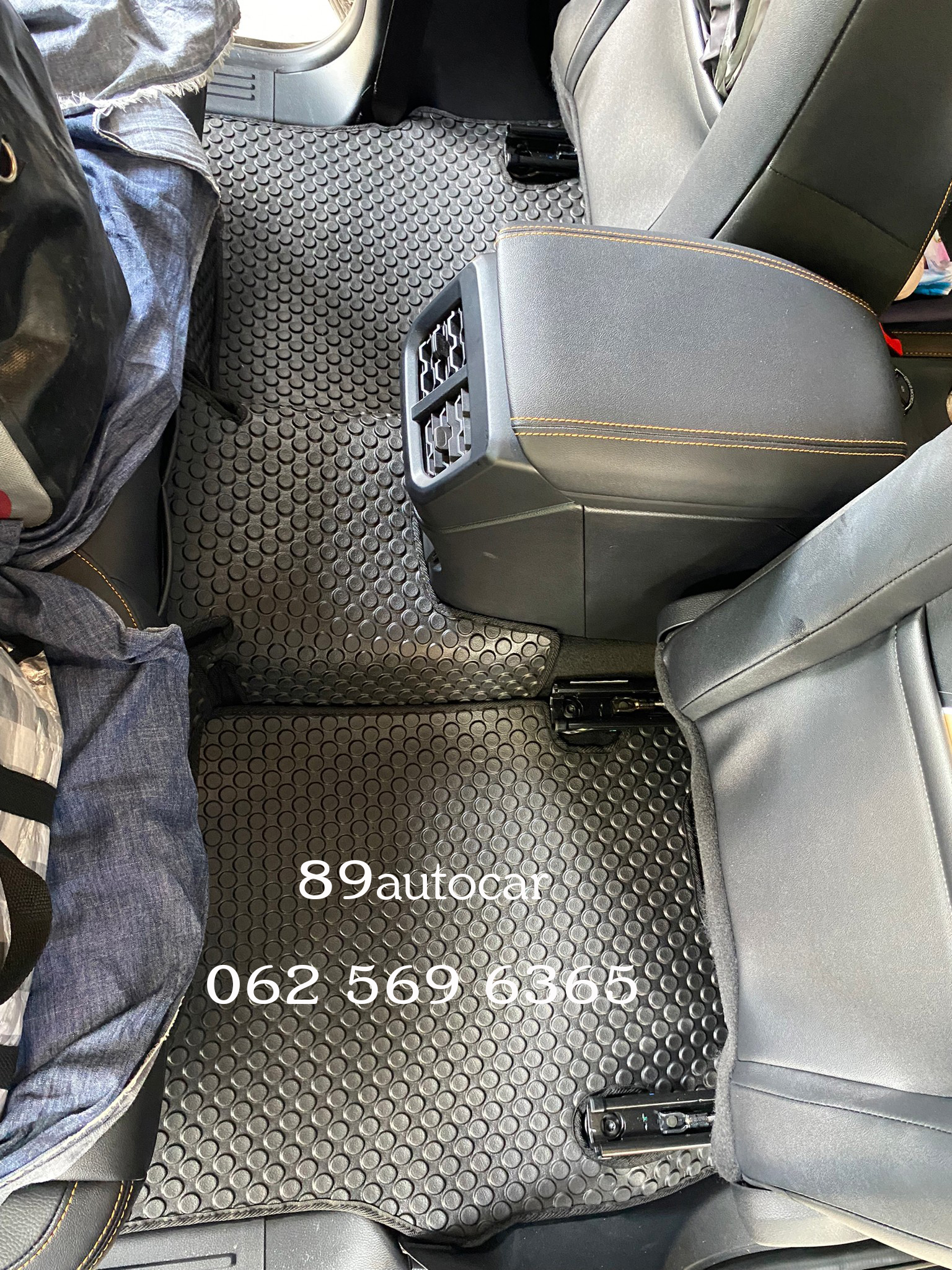 ผ้ายางปูพื้นรถยนต์ Ford Ranger Next gen 4 ประตู 2022-2023 ปูพรมกระดุมสีดำขอบดำ