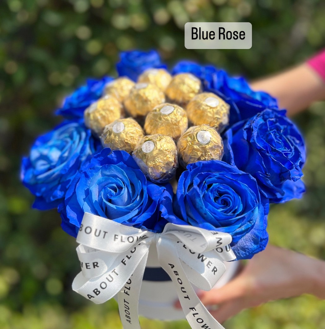 Ferrero Rocher Blue Rose Box 10 ลูก พร้อมตกแต่ง ดอกกุหลาบเอกวาดอร์ นำเข้า คัด Size มี 3 สี Red Explorer/Pink Floyd/Blue Rose สามารถเปลี่ยนสีได้