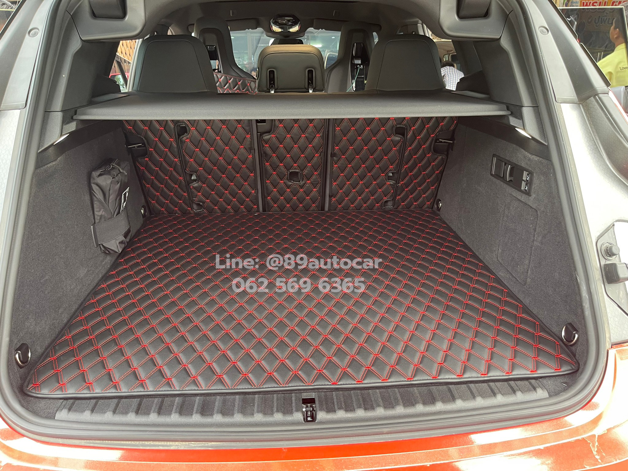 พรมรถยนต์ BMW IX Xdrive40 (บีเอ็มดับเบิลยู ไอเอ็กซ์) ปูพรมVVIP ด้ายคู่ สีดำด้ายแดง เต็มคัน