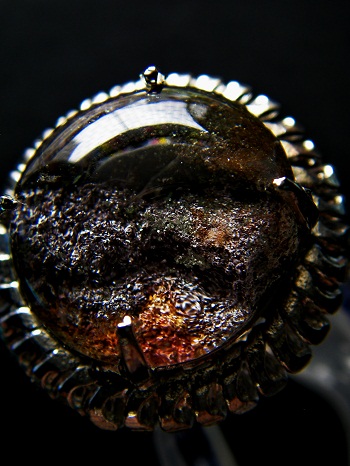 QU0036 แก้วปลวกวรรณสาม ประกอบพร้อมสามวรรณะ คือปวกเขียว ปวกทองและปวกแดง(ปวกครั่ง) เนื้อแก้วใสสวย ขนาด17.30x17.96x10.48 มม. น้ำหนัก 20.89 ct. ขนาดแหวน53