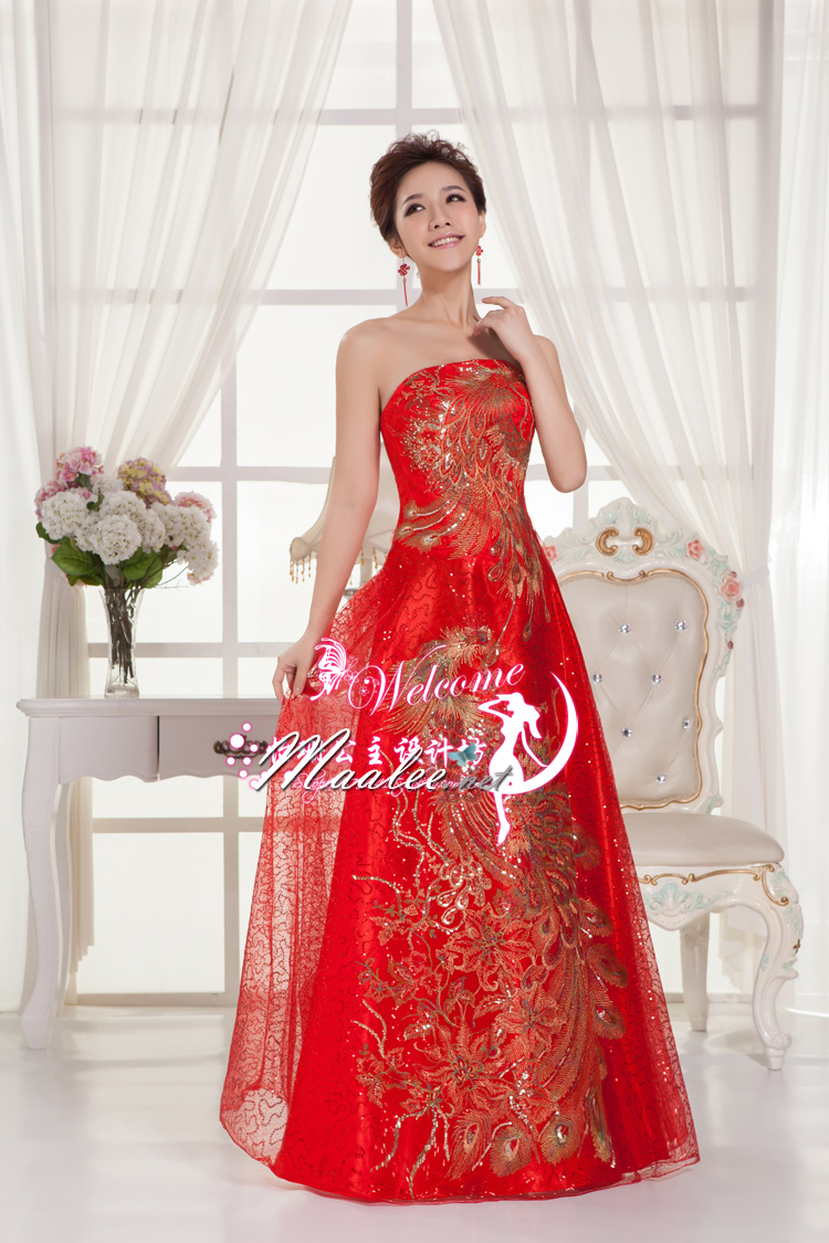 พร้อมส่ง ชุดราตรียาว เกาะอก สีแดง แต่งเลื่อมรูปลายนกยูง (ซิปหลัง)