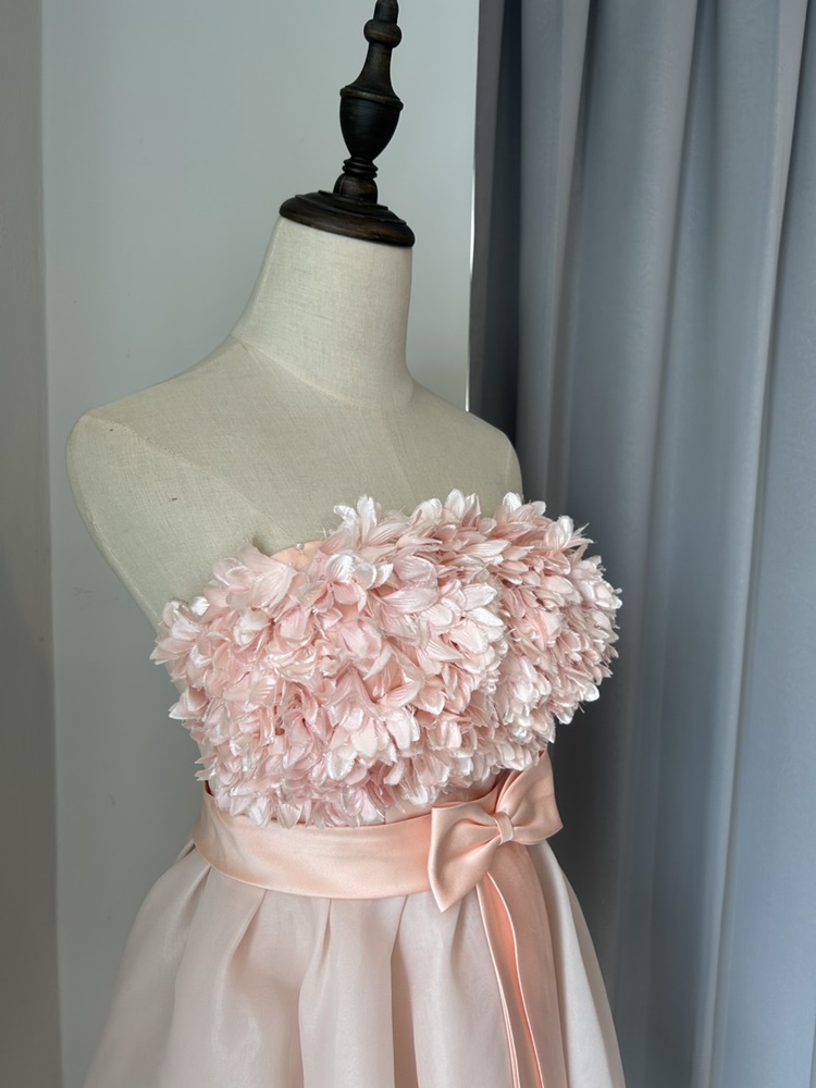 พร้อมเช่า ชุดราตรีสั้น เกาะอก สีโอโรส แต่งดอกฟูช่วงอก ตรงเอวแต่งโบว์ กระโปรงผ้าแก้ว