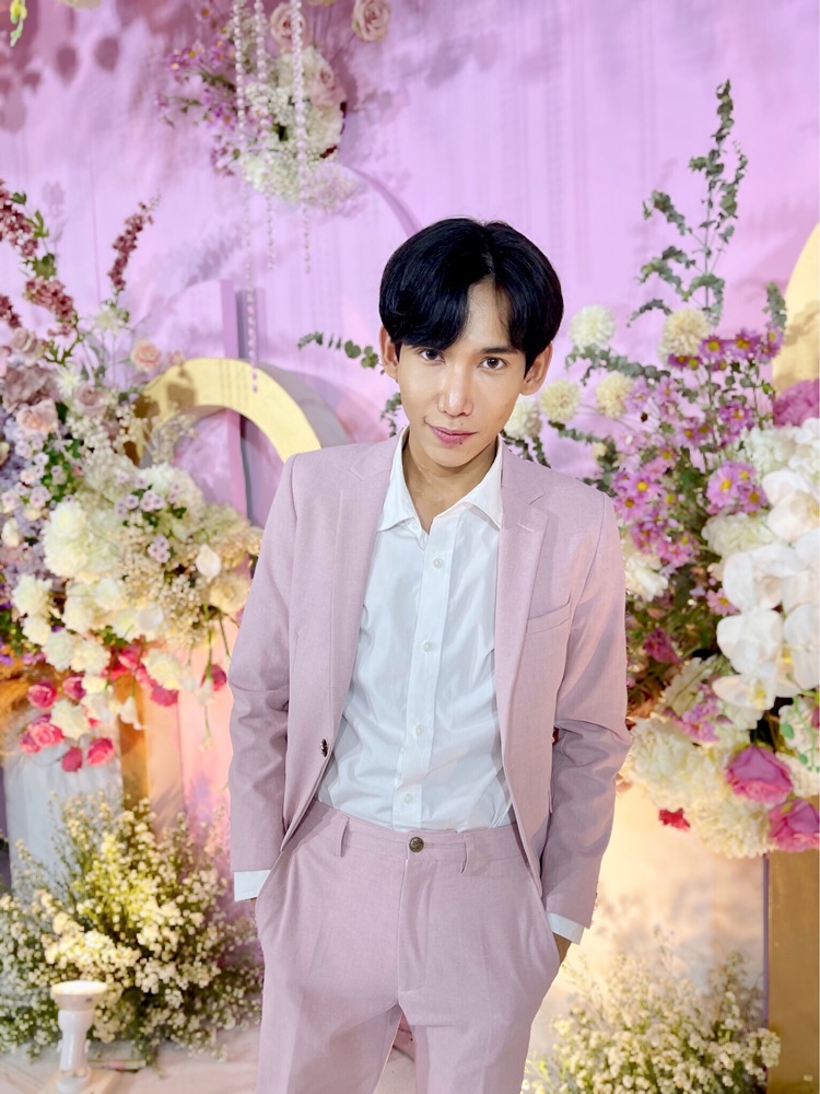 พร้อมเช่า ชุดสูทชาย สีชมพูพาสเทล Pastel Pink ทรงเข้ารูป สไตล์เกาหลี (ไม่มีเสื้อกั๊ก)