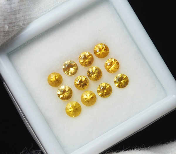 บุษราคัม( Yellow Sapphire) 1.60 กะรัต 12 ชิ้น 2.8 มิล