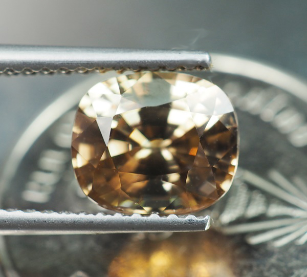 เพทายกัมพูชา 2.85 กะรัตสีน้ำตาลอ่อนปนเหลือง