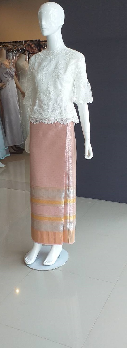 พร้อมเช่า ชุดไทยคุณแม่ เสื้อลูกไม้สีขาว ผ้าซิ่น แยกชิ้น