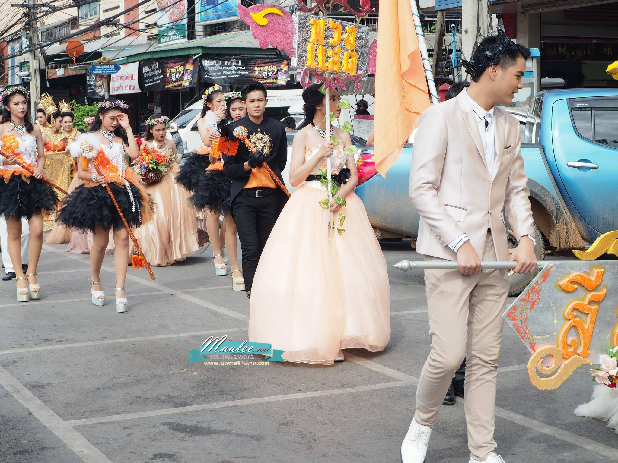 พร้อมเช่า ชุดแฟนซี ชุดราตรี เกาะอก สีส้ม ขาว แต่งดอกไม้ ผ่า V โปร่งกลางอก