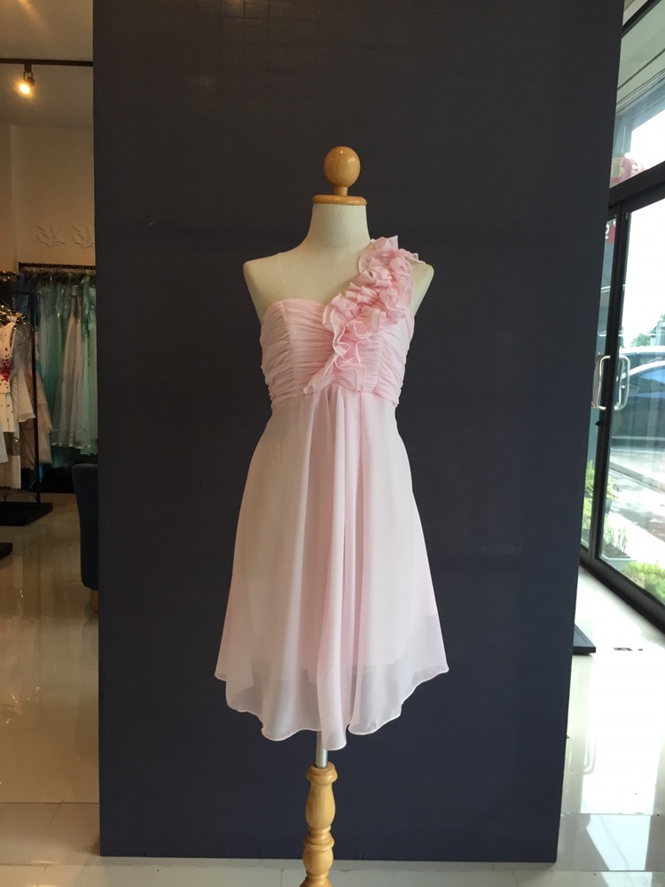 พร้อมส่ง ชุดราตรีสั้น ไหล่เดียว จับเดรปหน้าอก แต่งระบายช่วงไหล่ สีชมพู