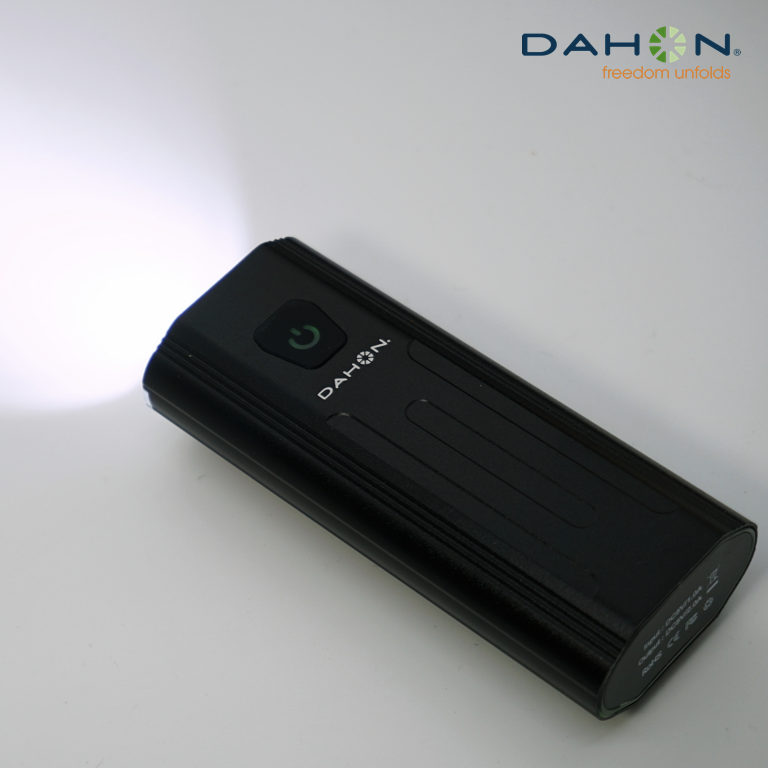 ไฟหน้าจักรยาน DAHON บอดื้อลูมิเนียม กันน้ำ เปลี่ยนไฟได้ 5 ระดับ ความสว่าง 850 lumens แบตเตอรี่ 4400MA ใช้ได้ 6.5 ชม. เป็น power bank ในตัว ชาร์จโทรศัพท์ได้