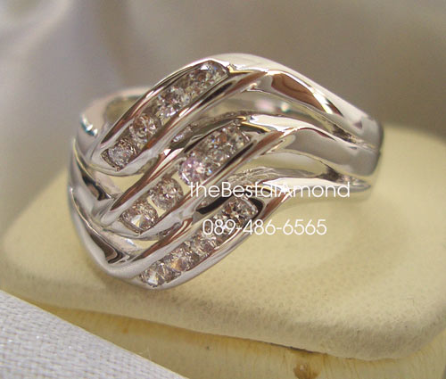 BR519RD+++แหวนแถว 3 แถว แบบเอียง+++สุดสวย Modern ดูดีมากๆๆ เพชรก็วิบๆ แบบจากร้านจิว เลยค่ะ ดูหรู มีรสนิยม แต่ไม่เวอร์เกินไป ใส่ได้ทุกโอกาส