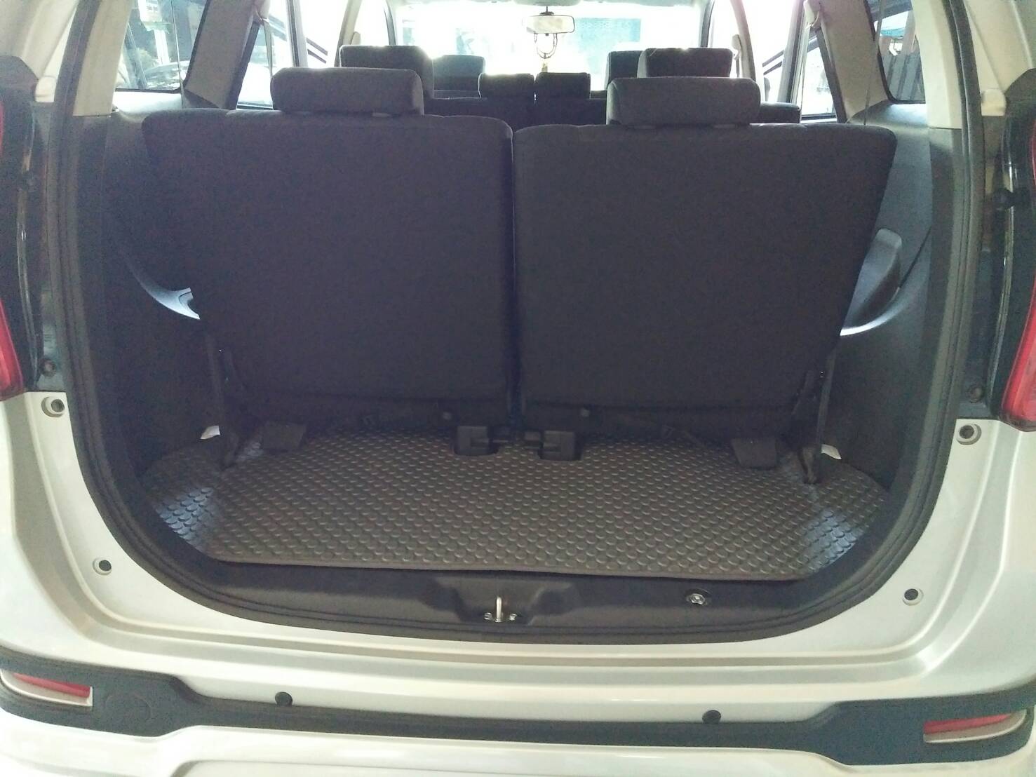 ผ้ายางปูพื้นรถยนต์ Toyota Avanza 2016 กระดุมสีเทาขอบเทา