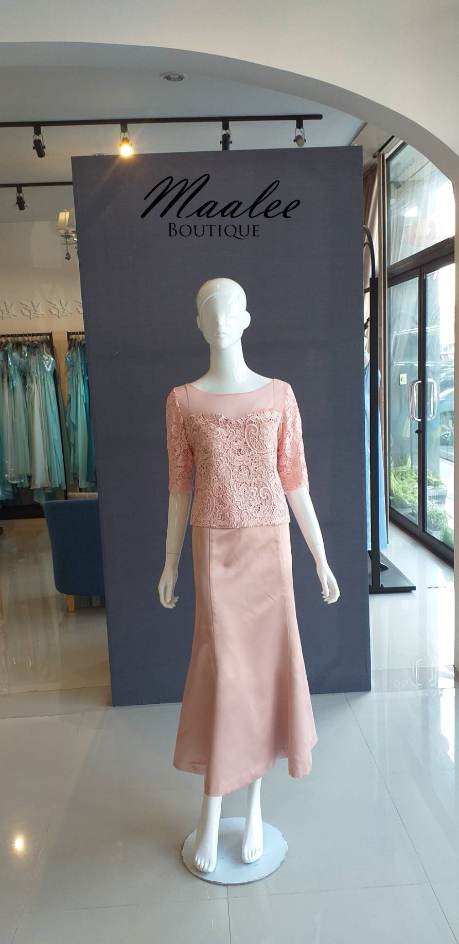 พร้อมเช่า ชุดเสื้อลูกไม้ คอกลม สีชมพู แขนสามส่วน กระโปรงทรงหางปลา