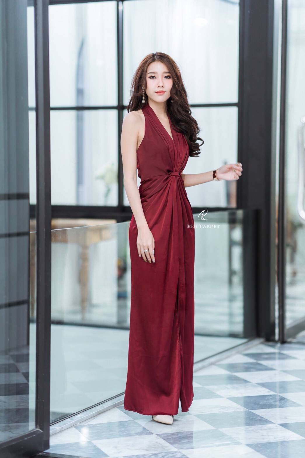 พร้อมเช่า ชุดราตรียาว ชุดเดรส แนวคล้องคอ จับเดรปหน้า สีแดงเบอร์กันดี สีไวน์แดง