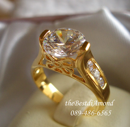 แหวนเพชรเม็ดเดี่ยวประมาณ 1 กะรัตกว่าๆ แบบแหวนชู สวยหรู มีดีไซน์ค่ะ ชุบทองแท้ 24 K หนา 5ไมครอน BR913