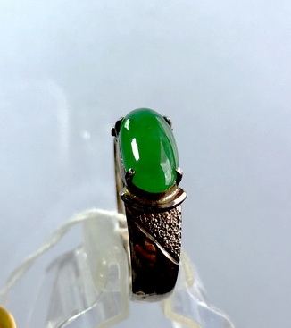 Myanmar Jade หยกพม่า A jadeite เนื้อแก้วสีเขียวสไปรสดใส ทรงหมอน นน. 1.6 ct. ขนาด 5.5x12x3 mm.
