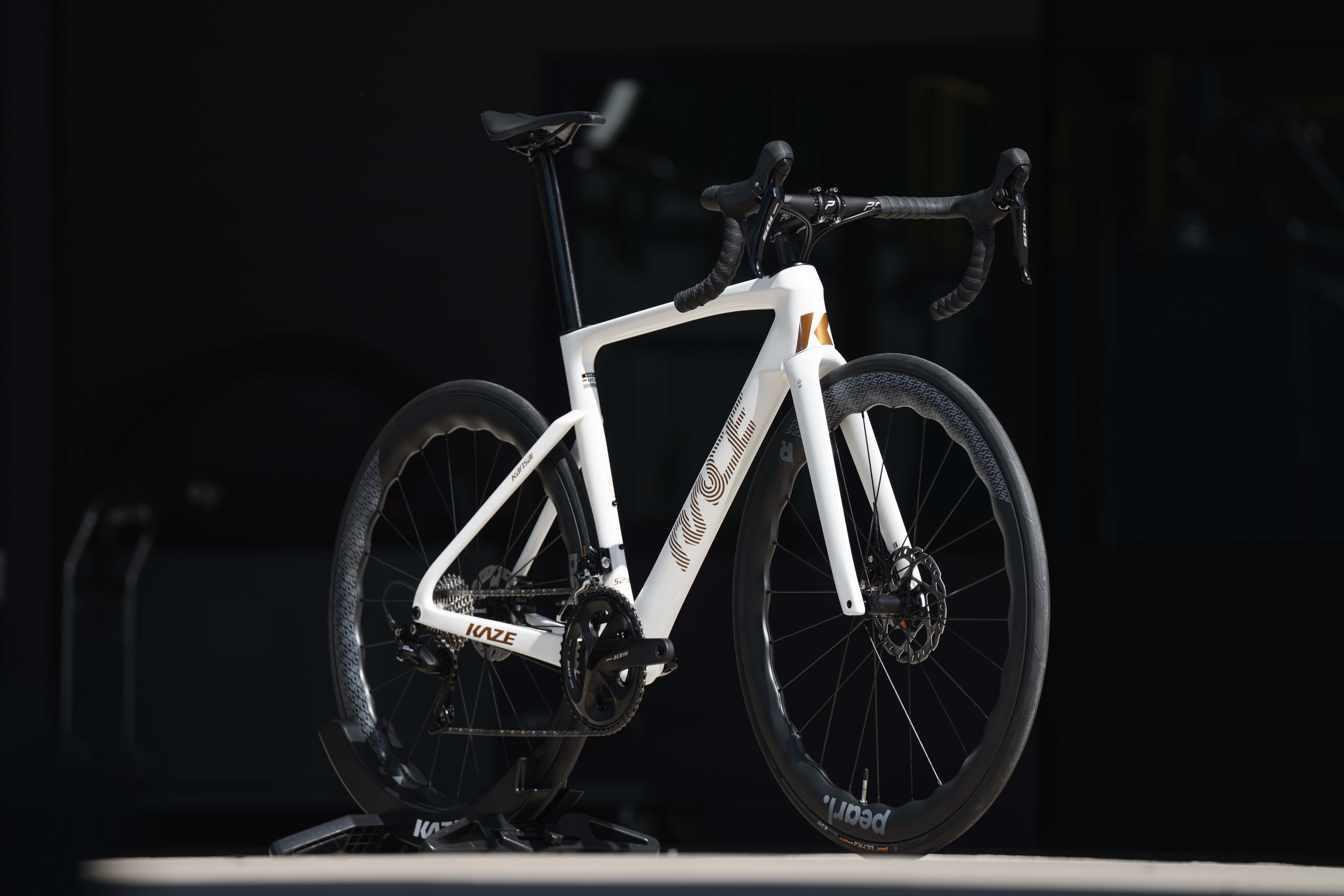 2026 Kaze Race Kansai 3 STD.Ver | รถจักรยานเสือหมอบคาร์บอน 11 Speeds Shimano 105 Disc – น้ำหนักเบา แข็งแรง ได้มาตรฐาน UCI 🚴♀️