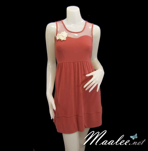 Sale ชุดเดรสสั้น ผ้า Spandex โชว์หลังนิดๆ สีชมพูกะปิ แต่งเข็มกลัดดอกไม้หวาน