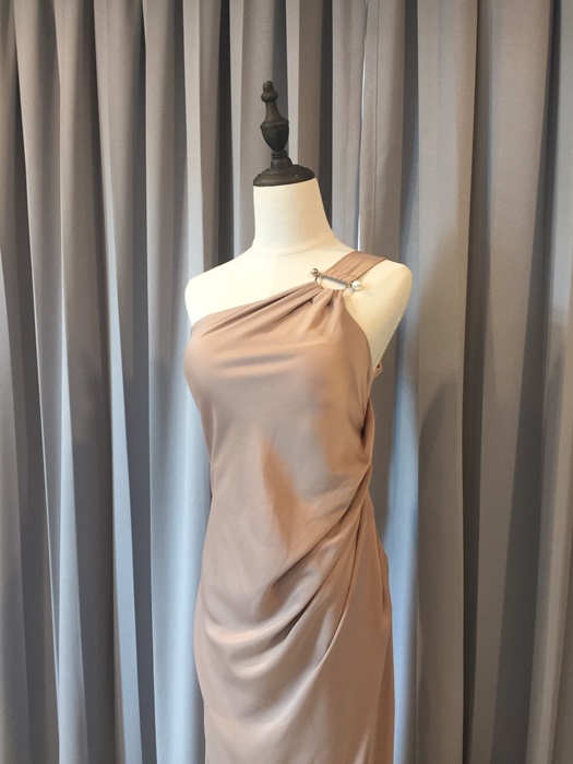 พร้อมเช่า ชุดราตรียาว ชุดเดรส ไหล่เฉียง จับเดรปหน้า สีน้ำเงิน สีกรมท่า