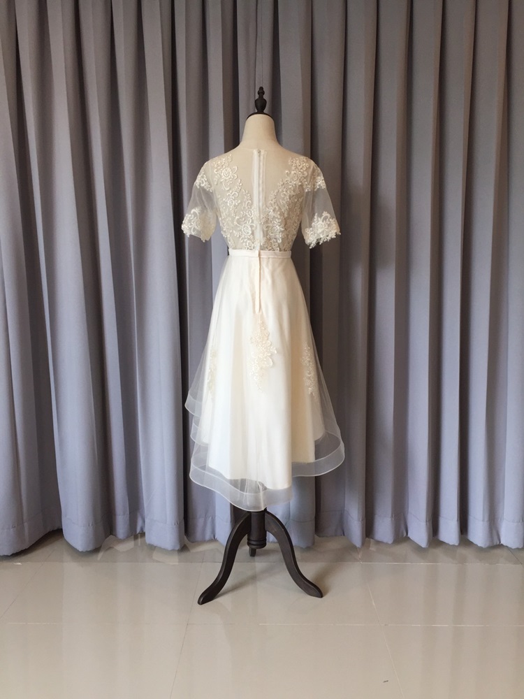 พร้อมเช่า ชุดแต่งงาน มินิมอล ชุดหมั้น ลูกไม้ แขนสั้น หน้าสั้น หลังยาว ชุดพรีเวดดิ้ง สีครีม