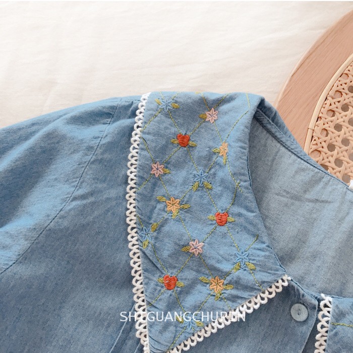 เสื้อคอบัวแต่งปกลายปักขอบลูกไม้