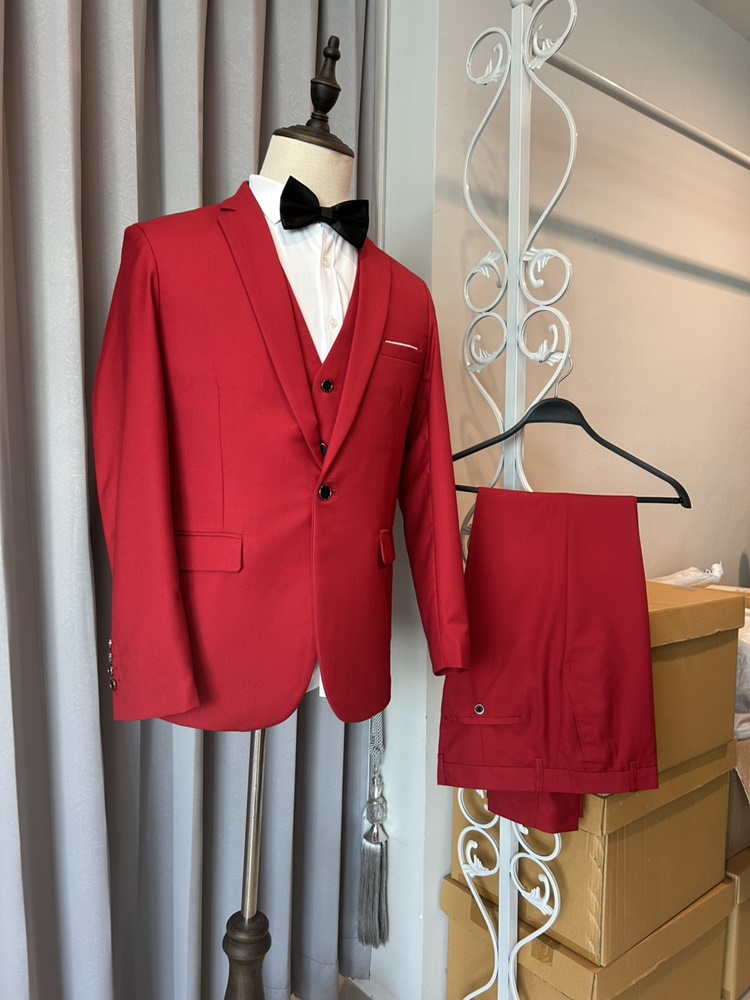 พร้อมเช่า ชุดสูทชาย สีแดง คลาสสิก รุ่นกระดุมเดียว ทรงสลิม (พร้อมเสื้อกั๊ก)