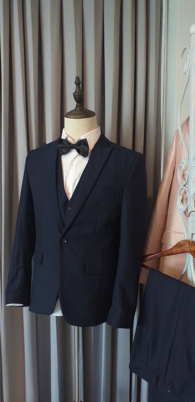 พร้อมเช่า ชุดสูทชาย สีกรมท่า ธีมnavy blue รุ่นคลาสสิค พร้อมเสื้อกั๊ก