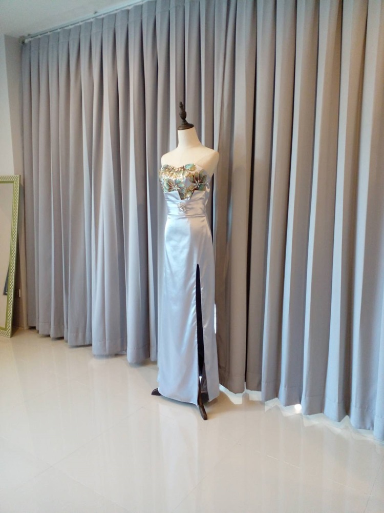 พร้อมเช่า ชุดราตรียาว สีเงิน เกาะอกลูกไม้ปัก ทรงหางปลา ผ้าซาติน