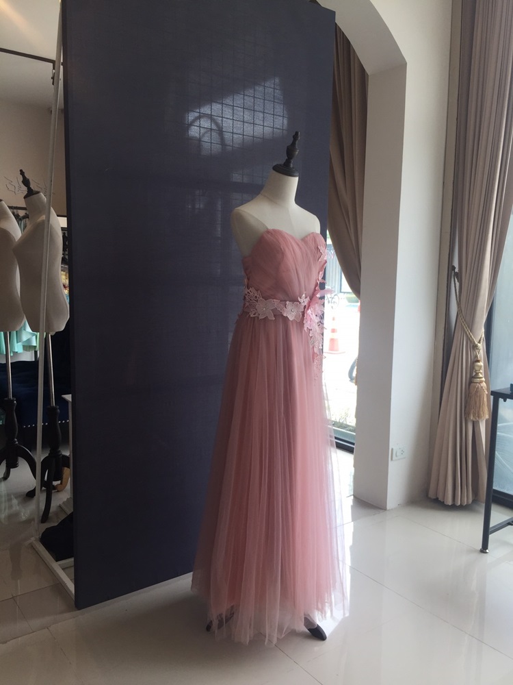 พร้อมเช่า ชุดราตรียาว เกาะอก สีชมพูหวาน ผ้าตาข่ายทั้งชุด อกจับจีบ แต่งดอกคาดเอว & พร้อมเม็ดคริสตัลหรู