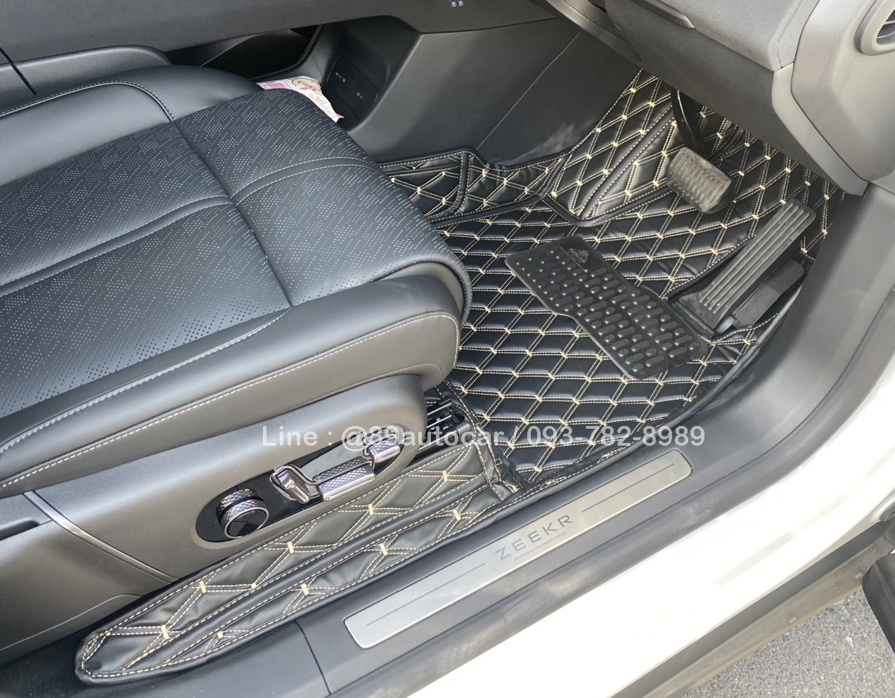 พรมปูพื้นรถยนต์ Zeekr 7X ปูพรมVVIP สีดำด้ายทอง เต็มคัน 8 ชิ้น