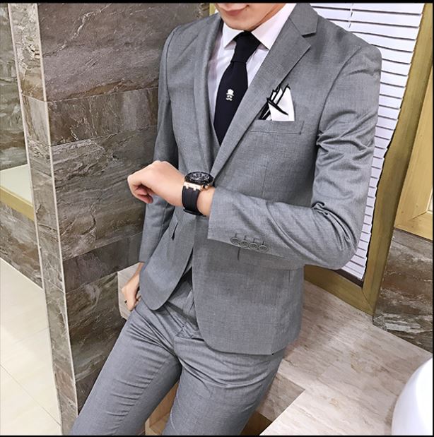 พร้อมเช่า ชุดสูทชาย สีเทาอ่อน เข้ารูป พร้อมเสื้อกั๊ก