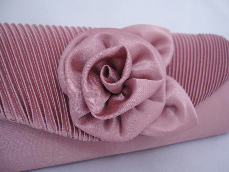 Sale พร้อมส่งEvening Clutch กระเป๋าออกงาน สีชมพูNude ผ้าซาตินอัดพลีต แต่งดอกกุหลาบ