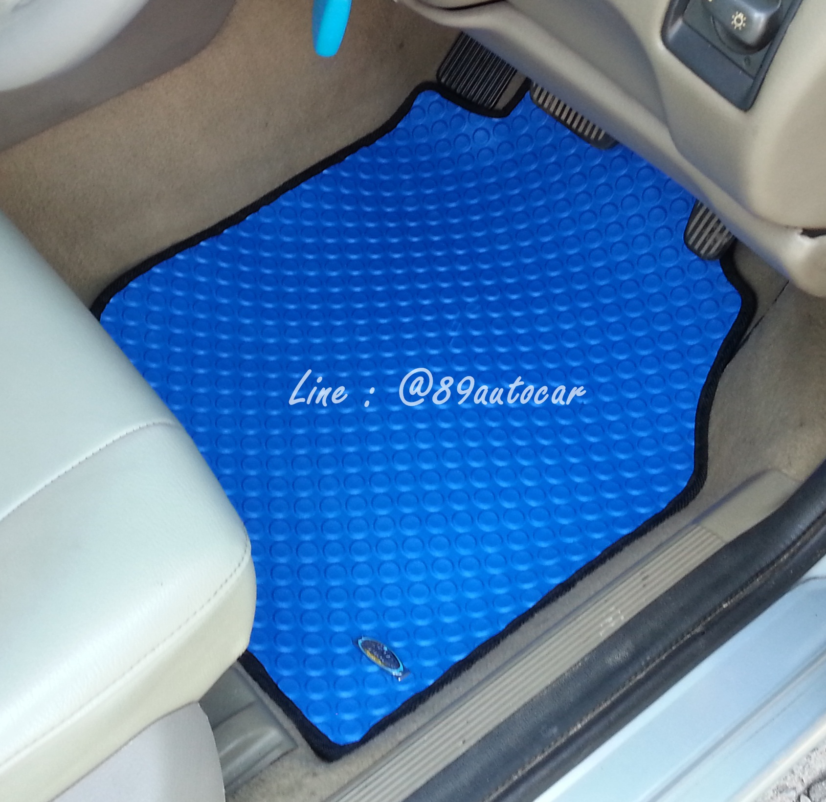 พรมกระดุมรถยนต์ Volvo S70 กระดุมสีฟ้าขอบดำ