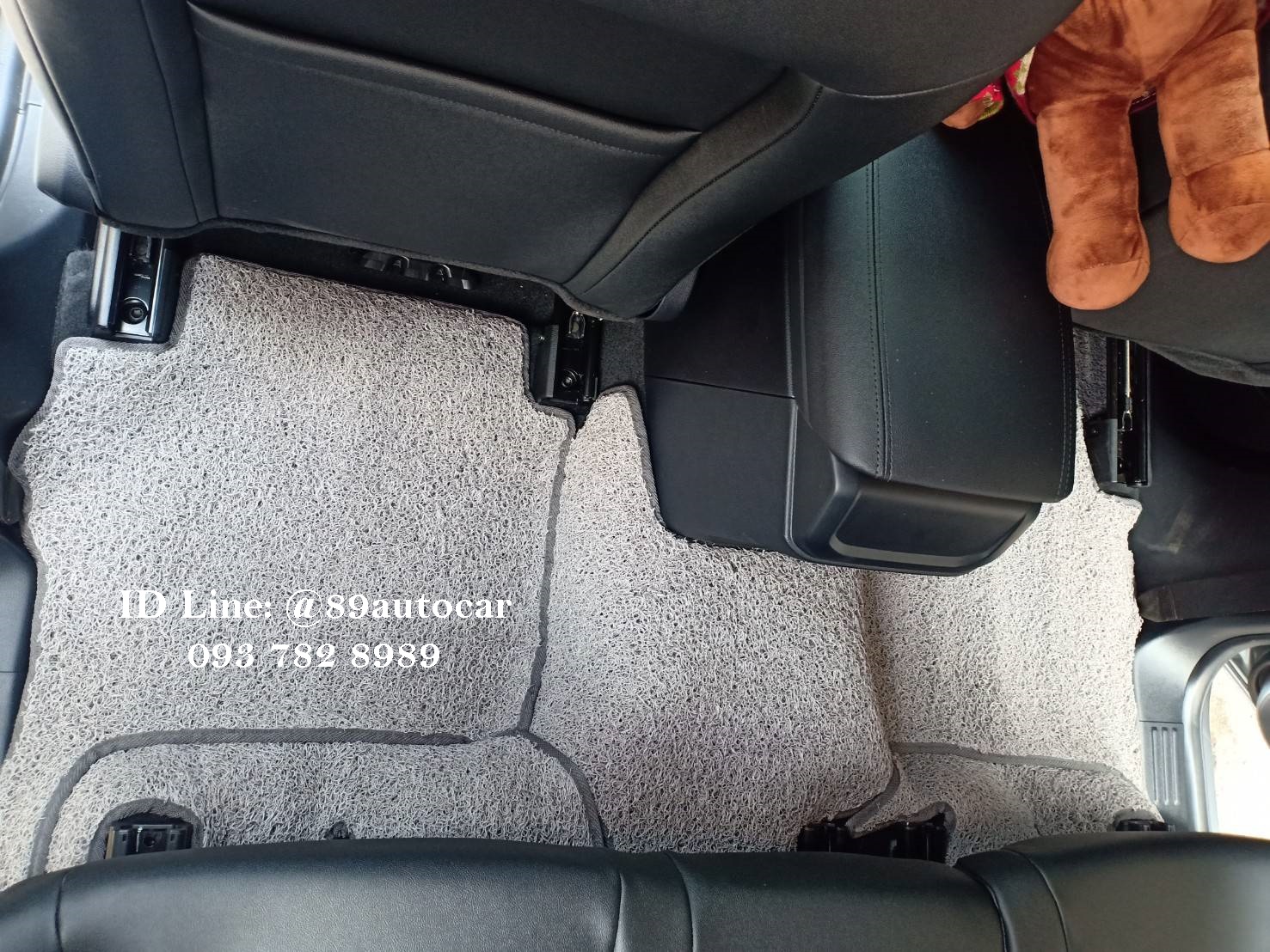 พรมรถยนต์ Ford Everest 2023 ปูพรมไวนิลดักฝุ่นสีเทาขอบเทา เต็มคัน