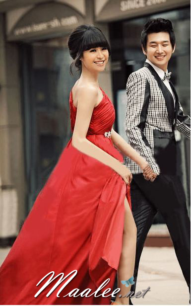 พร้อมส่ง ชุดราตรียาว สีแดง ไหล่เดียว แขนย้วย ผ้าอัดพลีทสวย แต่งเลื่อมช่วงเอว